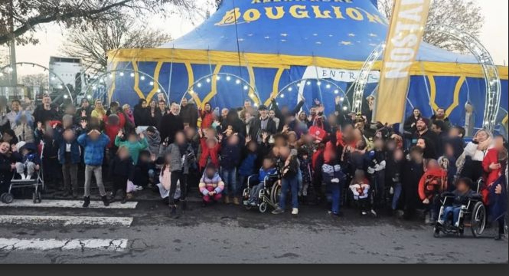 Een grote groep voor de circustent van Bouglione.