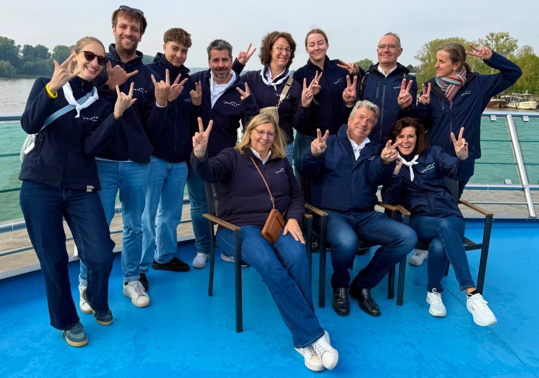 De vrijwilligersploeg van Een Betere Wereld samen op een boot