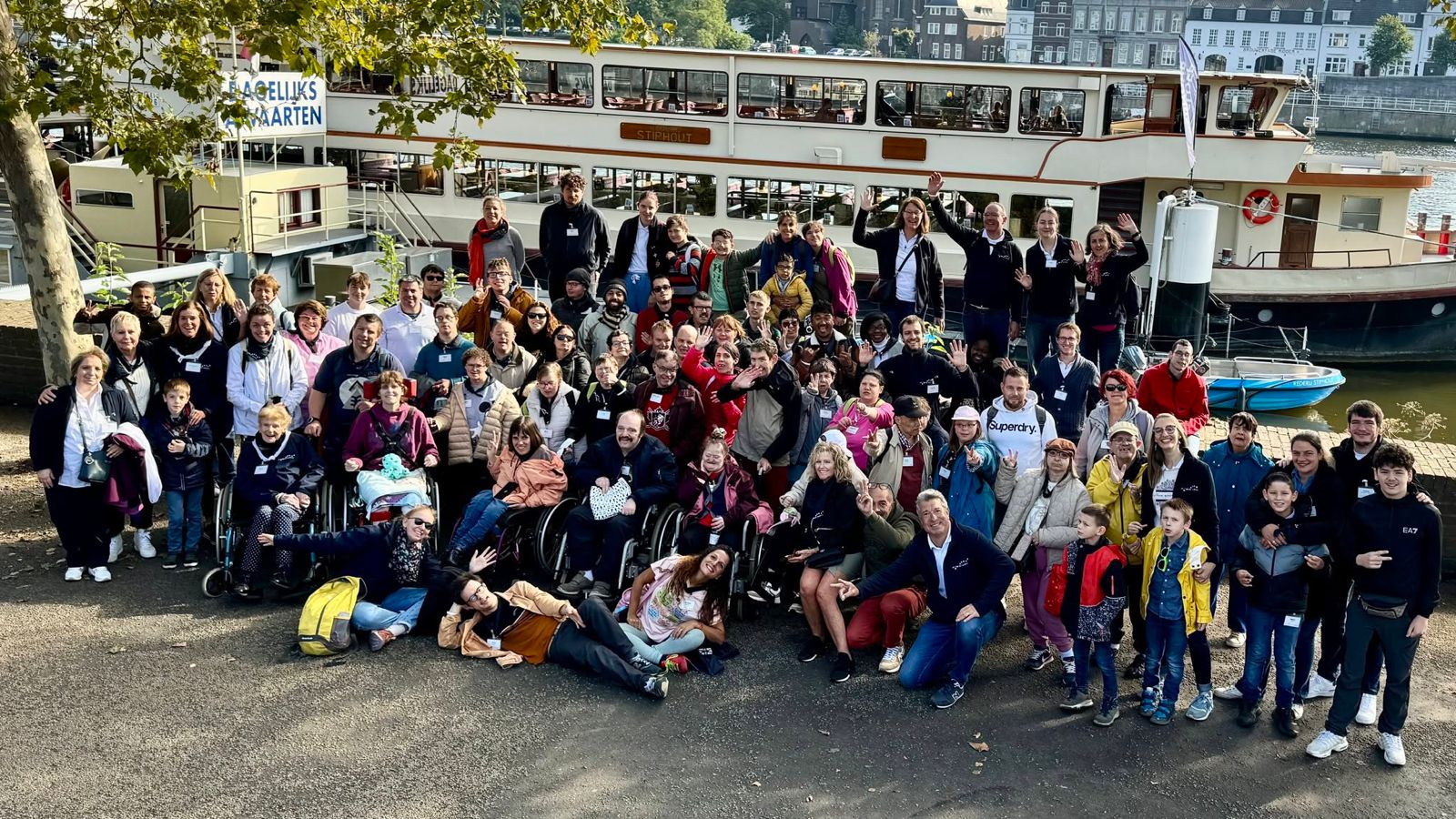 De groep poseert voor een aangemeerde boot.