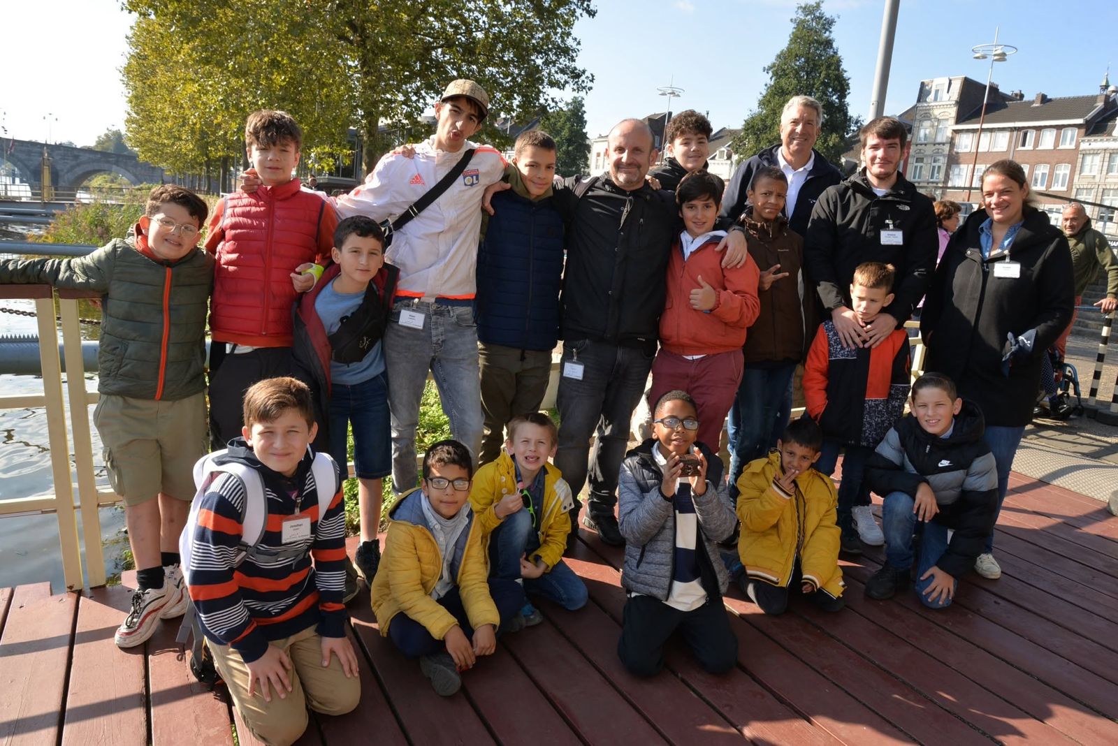 De groep poseert op een buitenterras.